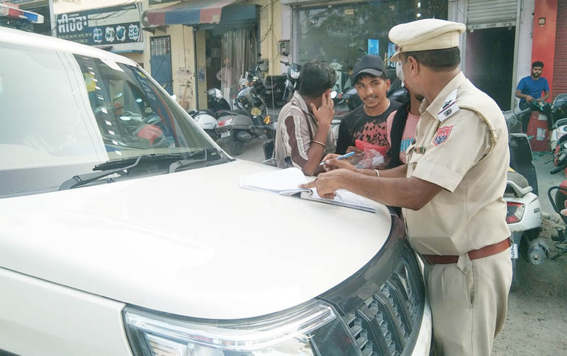 Keeping in mind the increasing number of road accidents, the Garhshankar police issued challans to the mischievous elements roaming in the city and those violating the traffic rules.